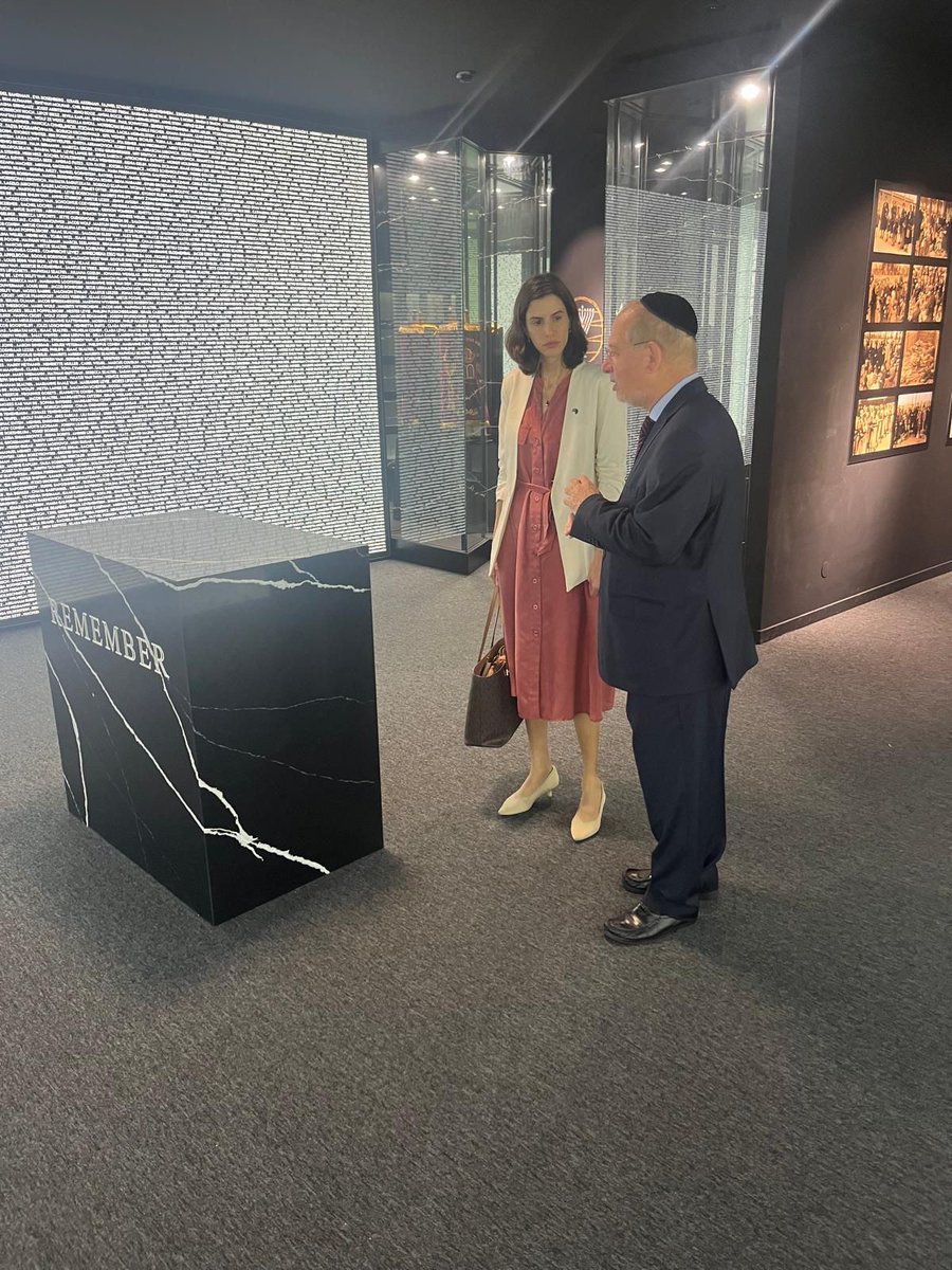 I was honoured to commemorate Kristallnacht at the Oporto Holocaust Museum and to address the many schoolchildren who joined us.

The UK is proud to hold the presidency of <a href="/TheIHRA/">IHRA</a> this year to promote Holocaust education, research and remembrance.

📸: CIP/CJP