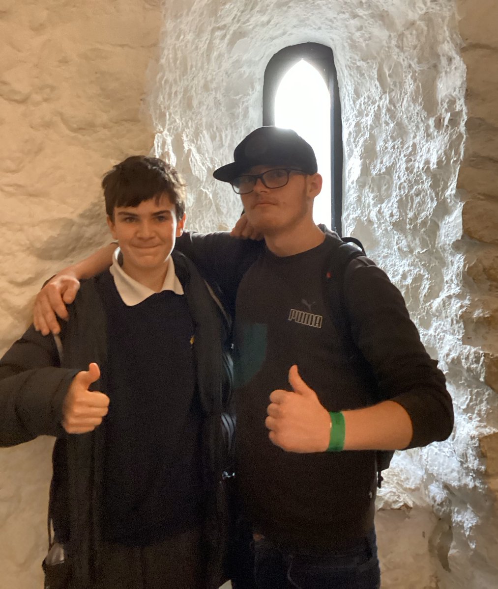 Ivel_Valley_Sch's tweet photo. KS4 pupils visited the Tower of London this week with a bit of travel training thrown in. Lucky nobody lost their head! @toweroflondon #offwiththeirhead https://t.co/p8vkoJkt6y