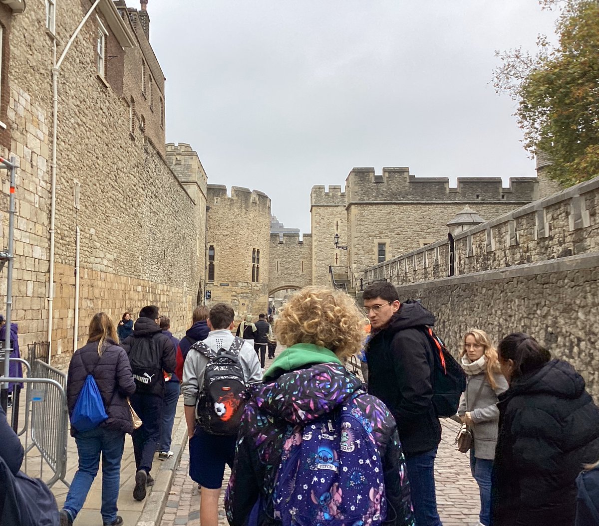 Ivel_Valley_Sch's tweet photo. KS4 pupils visited the Tower of London this week with a bit of travel training thrown in. Lucky nobody lost their head! @toweroflondon #offwiththeirhead https://t.co/p8vkoJkt6y