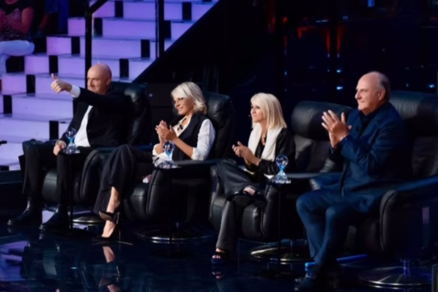 MikeleS03's tweet photo. #GiuliaStabile, #AlessioSakara e #MartinCastrogiovanni conducono domani, in prima serata, su #Canale5, l'imperdibile appuntamento con la semifinale di #TuSiQueVales.
#AscoltiTv #RudyZerbi #MariaDeFilippi #LucianaLittizzetto #GerryScotti #SabrinaFerilli https://t.co/Eh4CcxxB14