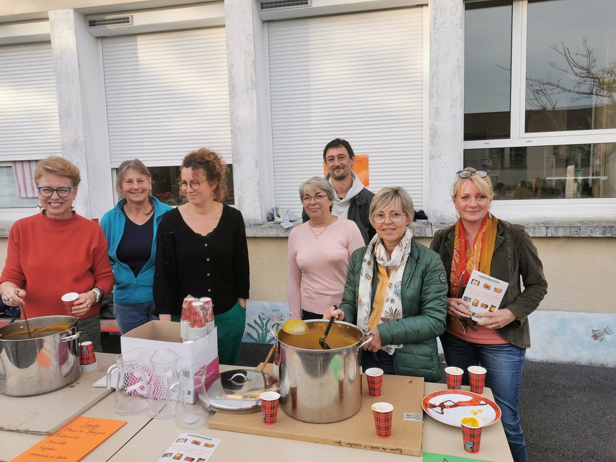 StefanutoC's tweet photo. [#DeleguesMSAenAction] Le projet autour de la courge initié par notre élue #msa_dlg F. David-Testud touche à sa fin. Un événement visuel et gustatif est organisé à l’école Mounet-Sully de St-Astier autour des courges que les enfants ont semées en juin et récoltées en septembre. https://t.co/dfoaQDY9gS