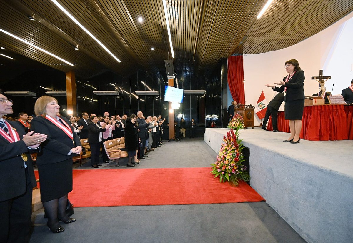 FiscaliaPeru's tweet photo. 🔴 #Ahora | Fiscal suprema Delia Milagros Espinoza Valenzuela juró al cargo de Fiscal de la Nación para el periodo 2024-2027, en ceremonia pública realizada en la sede central del Ministerio Público. https://t.co/GQ00pFx98w