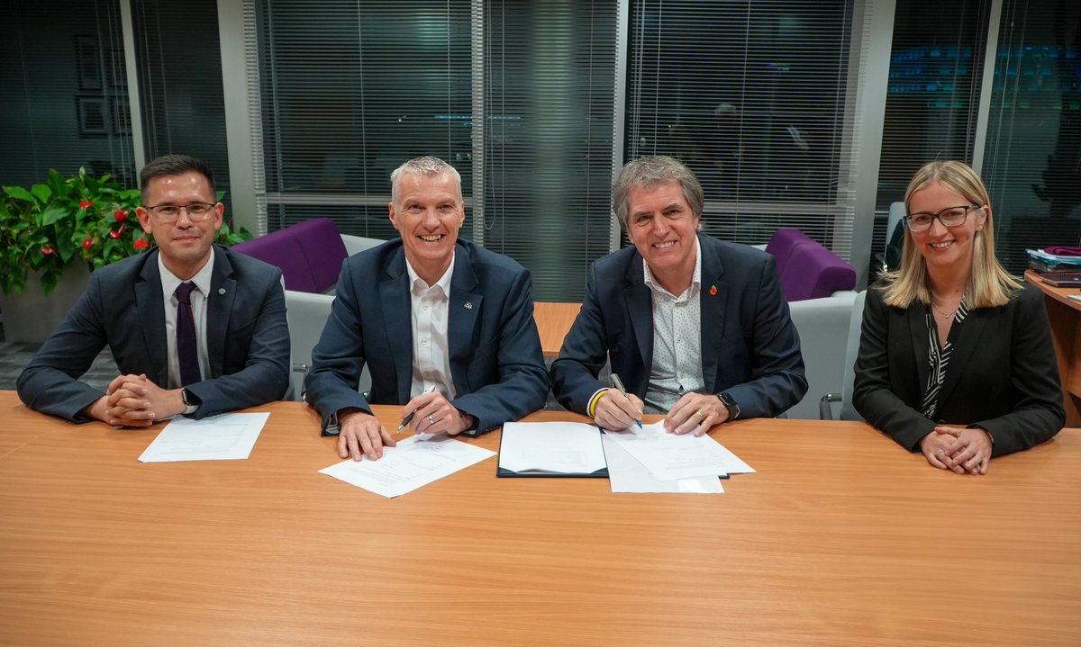 Steve Rotheram, Mayor of the Liverpool City Region (@lcrmayor) on Twitter photo 🤝 This week, Steve joined <a href="/LivUni/">University of Liverpool</a> and <a href="/sizewellc/">Sizewell C</a> to sign an MoU committing to working together to boost sustainability, skills and growth across the region.
📈 Through collaboration, we can drive innovation and move faster towards our shared goal of a sustainable future. 🤝 This week, Steve joined <a href="/LivUni/">University of Liverpool</a> and <a href="/sizewellc/">Sizewell C</a> to sign an MoU committing to working together to boost sustainability, skills and growth across the region.
📈 Through collaboration, we can drive innovation and move faster towards our shared goal of a sustainable future.