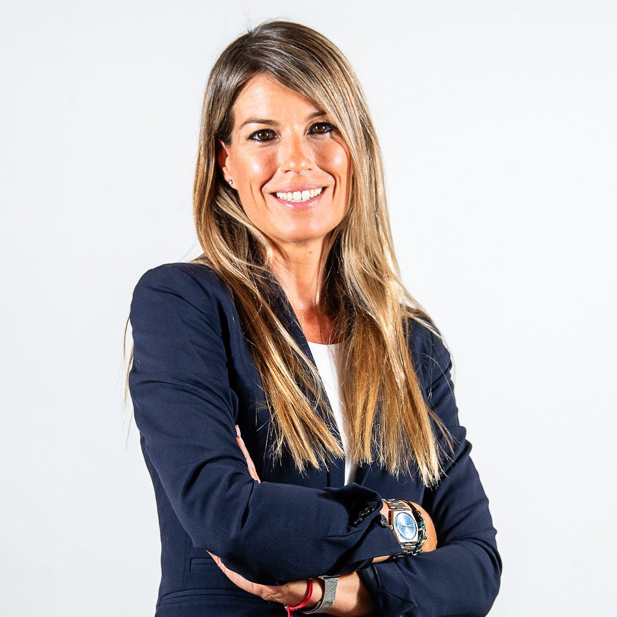 Mazón del PP se fotografió mordiendo un premio, se reunió con la patronal y los sindicatos UGT y CCOO y se ausentó de la gestión de la DANA para comer con la periodista Maribel Vilaplana, portavoz del Levante, y ofrecerle la dirección de la televisión pública À Punt. Vergüenza.