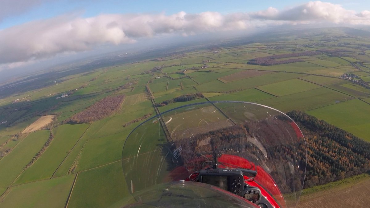 PhillSwindells's tweet photo. I went for a whizz about yesterday and saw two sides of English farmland... I know which one I prefer :-) https://t.co/QbhJD0Mcrw