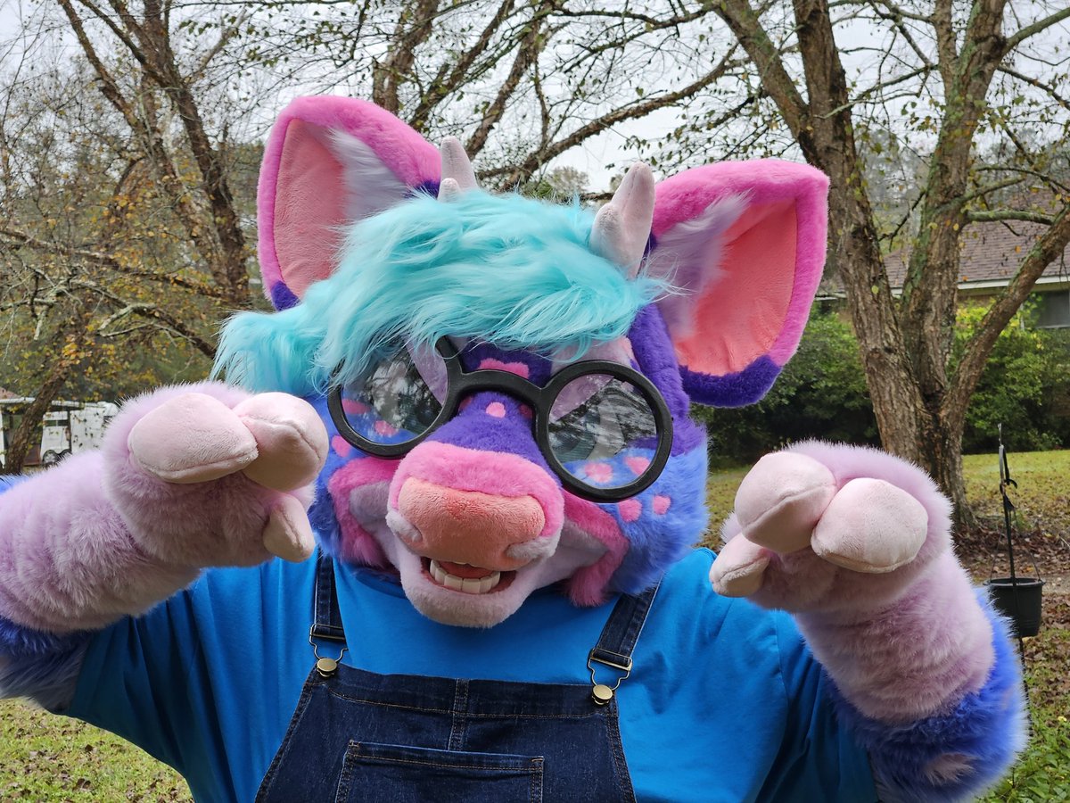 POV: You're about to get GOT!
#FursuitFriday