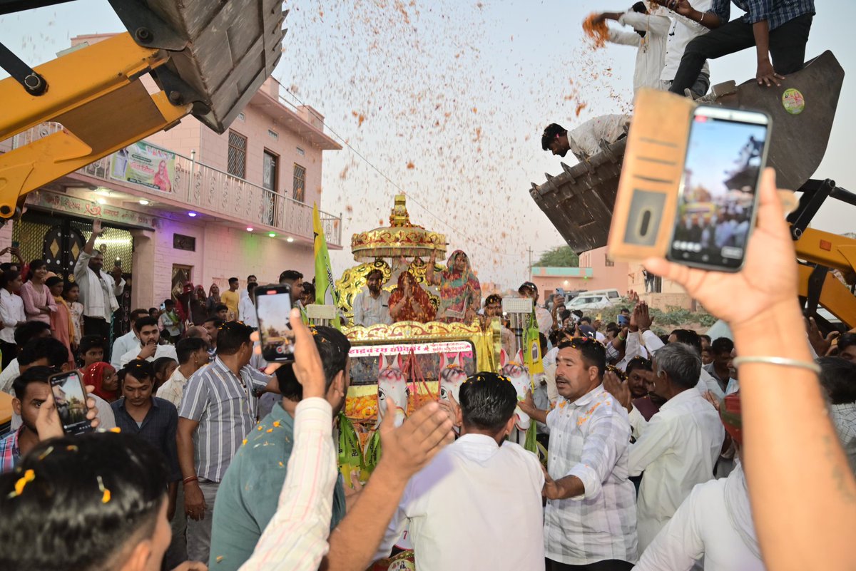 hanumanbeniwal's tweet image. विधानसभा उप - चुनाव में खींवसर विधानसभा क्षेत्र से RLP उम्मीदवार कनिका बेनीवाल के समर्थन में ग्राम- हिलोड़ी पहुंचने पर ग्रामीणों ने भव्य स्वागत किया,पूर्व विधायक श्रीमती इंदिरा देवी बावरी सहित कई नेता साथ रहे !