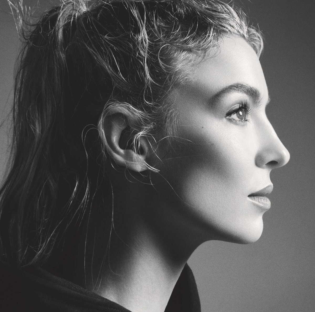 worlds_moda's tweet image. #editorialsWM (1/3)

#VOGUEUK,
April 2020.
By #StevenMeisel

#JodieComer