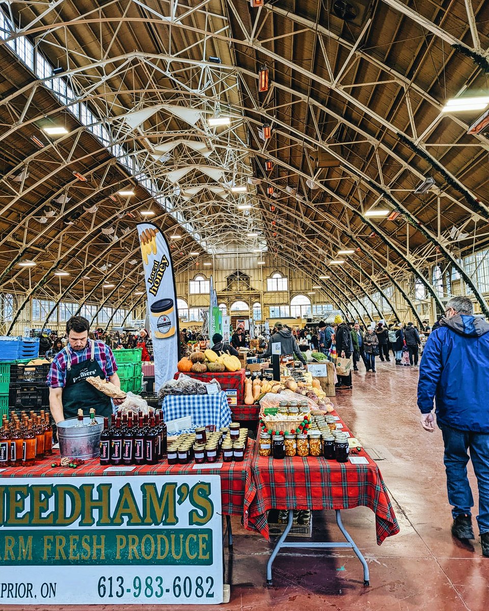 Hi #Ottawa! Our indoor market season begins this weekend! The Lansdowne Farmers' Market is year-round:

🗓 Sundays
⏰ 9am-3pm
📍 Lansdowne Aberdeen Pavilion
🌱 80+ Local Vendors
🎵 Live Music &amp; More

#MyOttawa