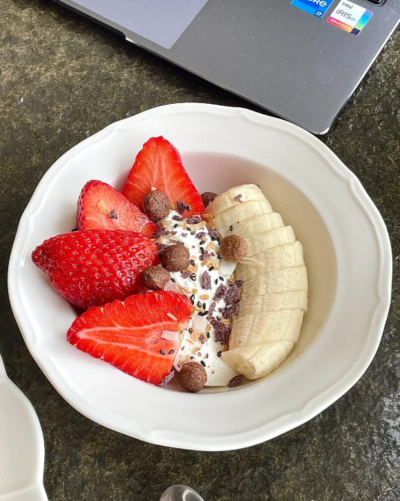 Today’s breakfast 🍵🥖🍓🍳🍤