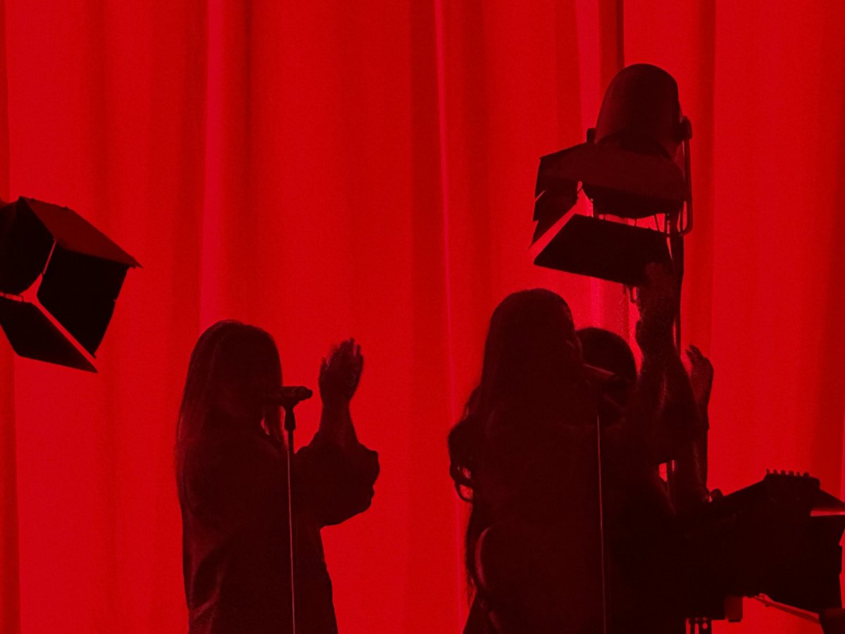 #eefjedevisser gister in #paradiso. Viel mij wat tegen na wat ik zag in Carré destijds met laatste concerten #bitterzoet-tour. Liedjesmachine, te lang statisch, weinig interactie en ‘vibe’ in de zaal. Tam maar niet slecht.