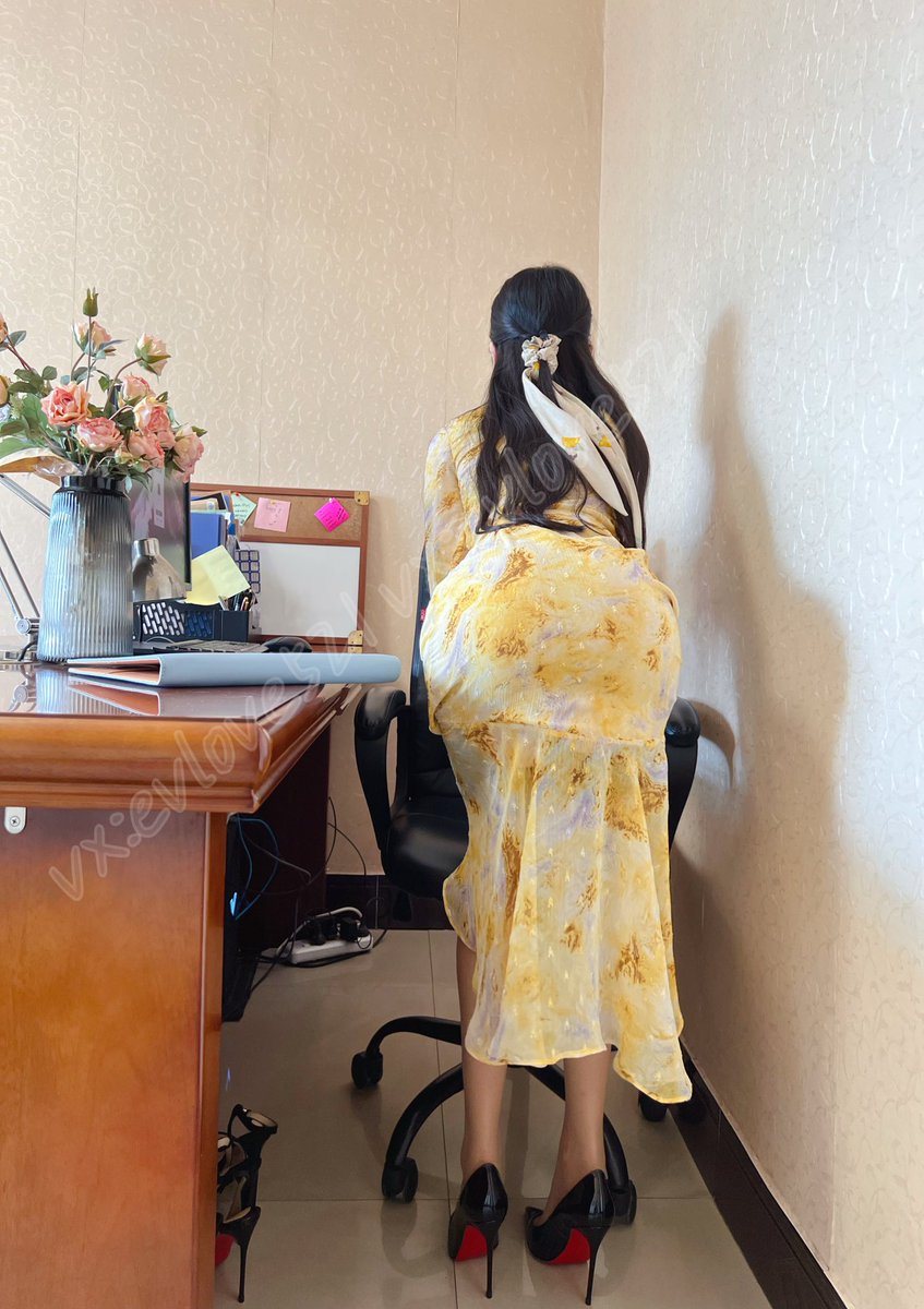 下班换完衣服准备拍照，隔壁部的敲门送资料，瞬间汗流浃背了。。

解锁更多私信💕 https://t.co/k5Z7AgJdd5