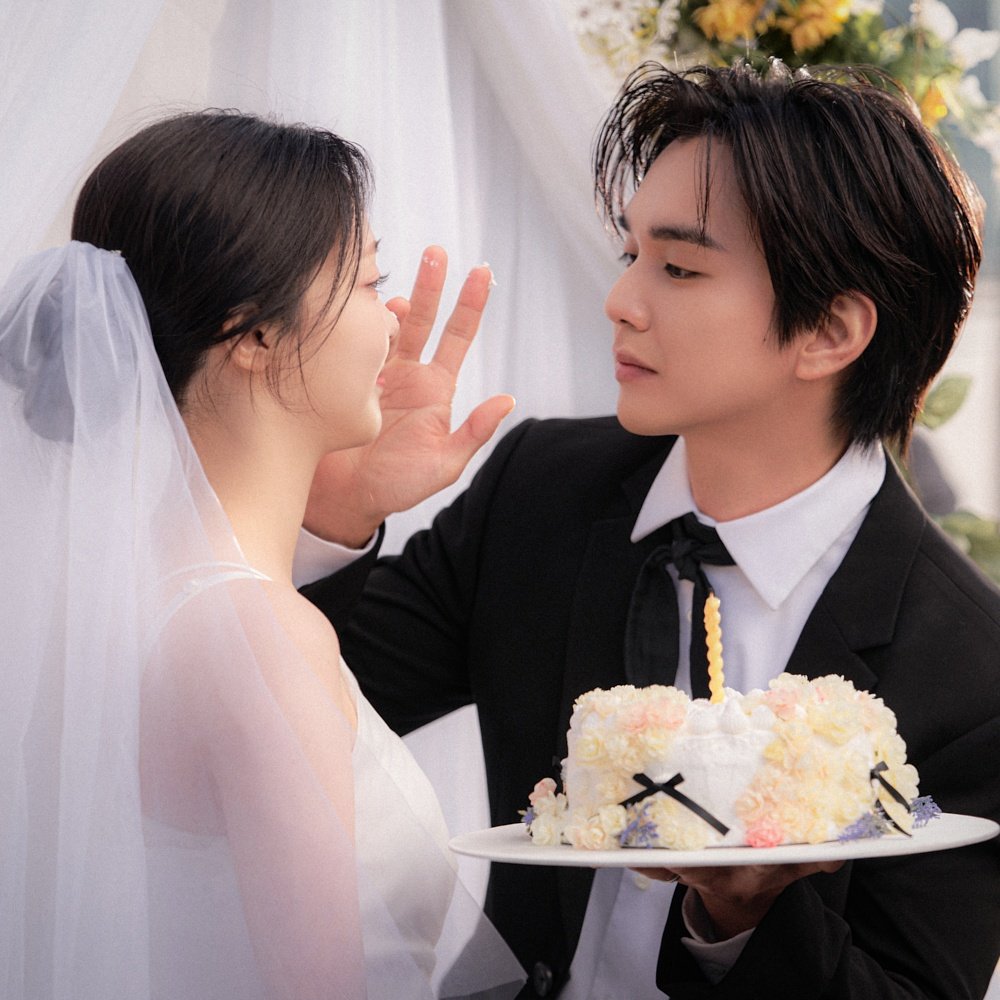 ysh_d93's tweet image. everybody moved on.....
help, I&apos;m still at the restaurant....

#YooSeungHo #ChoiHeeJin
#WelcomeToTheShow