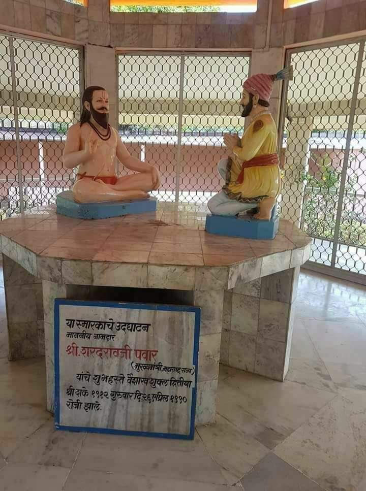 तुतारी गटाच्या नाच्यांनी हा फोटो काळजीपूर्वक पाहावा.