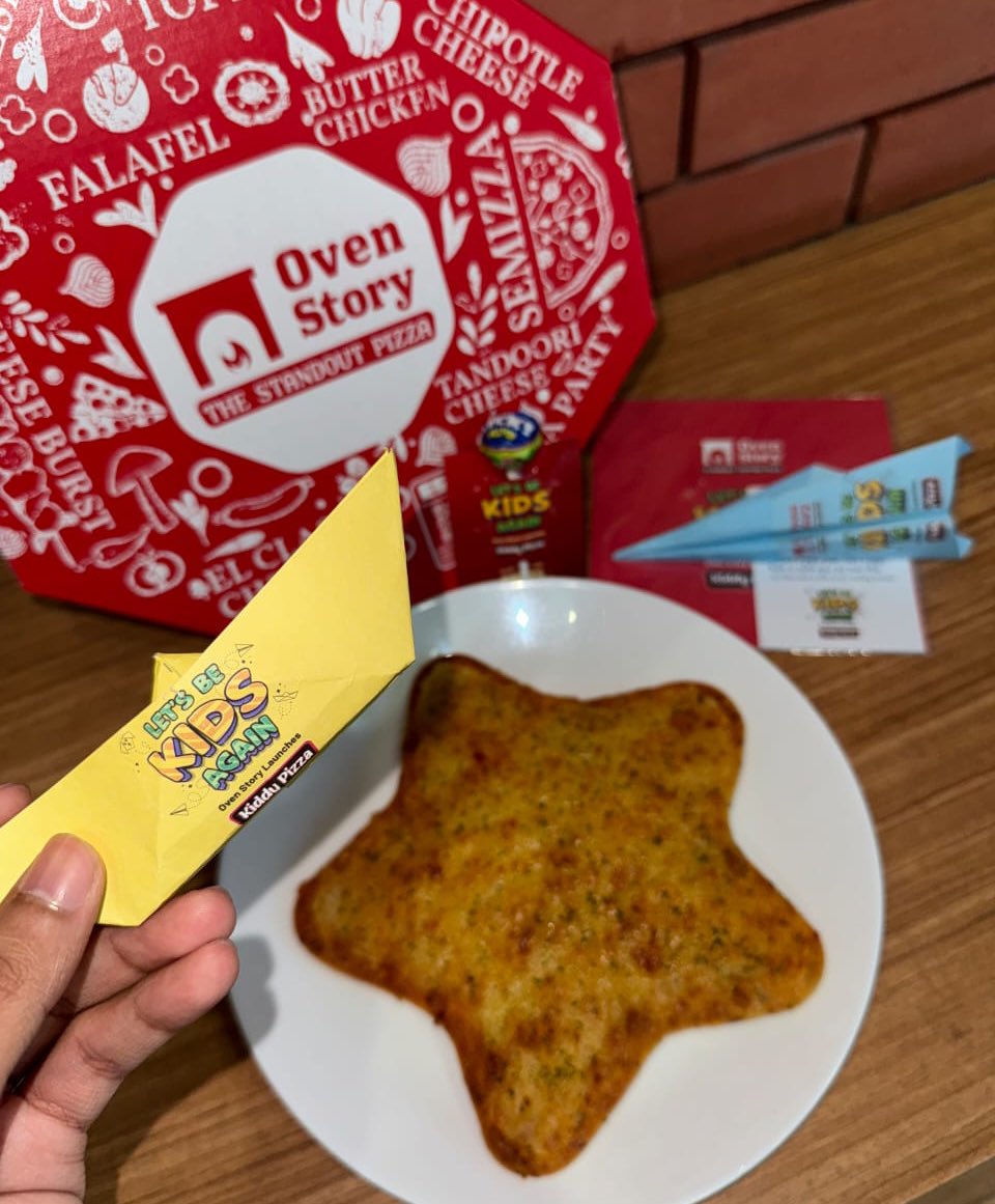 Sam0kayy's tweet photo. I really don't remember the last time I made a paper boat. Thanks @Oven_Story for this hit of nostalgia and these cute shaped pizzas! #letsbekidsagain #childrensday https://t.co/WHu0jg4ZP0