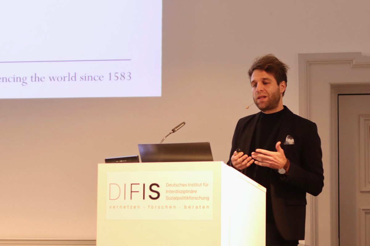 Wie beeinflusst die radikale Rechte sozialpolitische Maßnahmen? Zu dieser Frage sprach unser Grantee <a href="/PhilipRathgeb/">Philip Rathgeb</a> heute beim #fisforum2024. Er beschrieb, dass Ideologien sich u.a. darauf auswirken, wer als Gruppe betrachtet wird, die staatliche Unterstützung verdient.