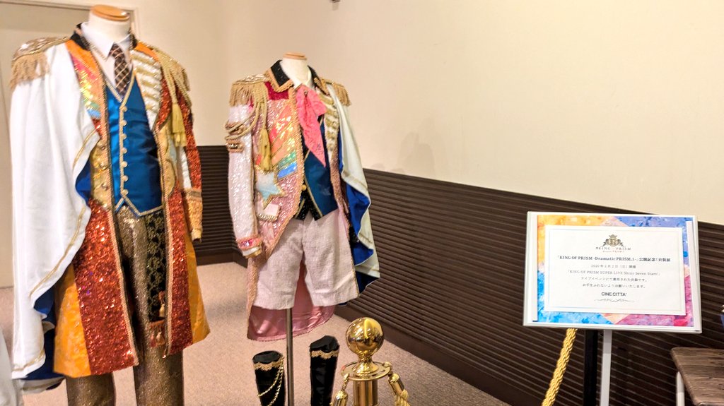 「これは新宿と川崎の展示最後のは川崎で応援上映した後にペンライトでカバンパンパンし」|あきのイラスト