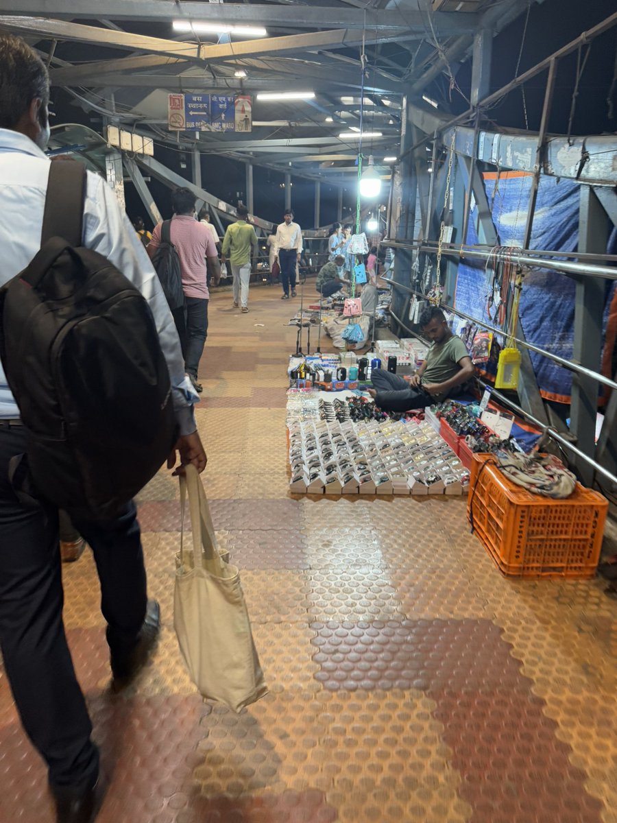 Talvindar_SG's tweet photo. Why is the public Skywalk taken over/ occupied by these sellers? @mybmc Please action #PWardSouth #GoregaonWest https://t.co/TNuFBB75VB