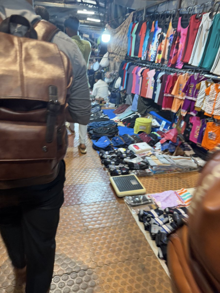 Talvindar_SG's tweet photo. Why is the public Skywalk taken over/ occupied by these sellers? @mybmc Please action #PWardSouth #GoregaonWest https://t.co/TNuFBB75VB
