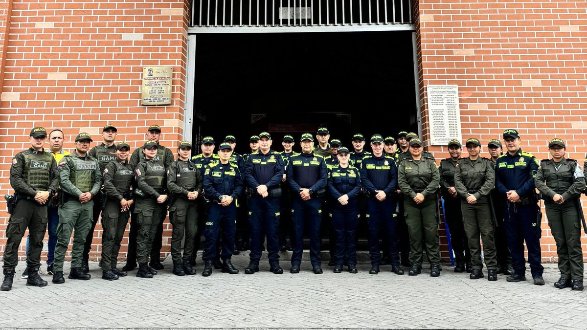 PoliciaQuindio's tweet photo. ¡Gracias Calarqueños!

A través de un acto litúrgico 💒 los Calarqueños conmemoraron los 133 años de la Policía Nacional 👮🏼‍♀️👮‍♂️ 🚔, demostrando así su cariño por la institución policial. https://t.co/irbDsHKwMy