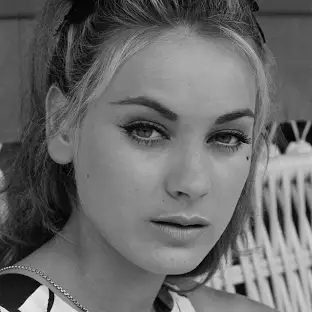merlinpapin3's tweet photo. .@FredOL69007 .@tbarnaud Hommage à l'actrice  #GenevièveGrad décédée à l'âge de 80 ans , célèbre pour avoir été la fille de Cruchot dans la série des Gendarmes mais aussi Sandokan ou le capitaine Fracasse. Elle a eu un fils avec Igor Bogdanof. On a pu la voir dans

1959 : Les Dragueurs de Jean-Pierre Mocky (non créditée)
1961 : Un soir sur la plage de Michel Boisrond : Sylvie
1961 : Le Capitaine Fracasse de Pierre Gaspard-Huit : Isabelle
1962 : La Bataille de Corinthe (Il conquistatore di Corinto) de Mario Costa : Hebe
1962 : Les Vikings attaquent (I normanni) de Giuseppe Vari : Svetania
1962 : Arsène Lupin contre Arsène Lupin d'Édouard Molinaro : Catherine
1962 : L'Empire de la nuit de Pierre Grimblat : la fille
1963 : Hercule, le Héros de Babylone (L'eroe di Babilonia) de Siro Marcellini : Tamira
1963 : Sandokan, le tigre de Bornéo (Sandokan, la tigre di Mompracem) d'Umberto Lenzi : Mary Ann
1963 : Hercule contre Moloch (Ercole contro Molock) de Giorgio Ferroni : Pasiphaé
1964 : Alerte à Gibraltar (Gibraltar) de Pierre Gaspard-Huit : Cathy Maxwell
1964 : Le Gendarme de Saint-Tropez de Jean Girault : Nicole Cruchot
1965 : Le Gendarme à New York de Jean Girault : Nicole Cruchot
1966 : Su nombre es Daphne de Germán Lorente : Daphne
1968 : Le Démoniaque de René Gainville : Lise
1968 : Le gendarme se marie de Jean Girault : Nicole Cruchot
1969 : Flash Love ou Libertés sexuelles de Max Kalifa : Jeanne
1970 : OSS 117 prend des vacances de Pierre Kalfon : Paulette Balestri
1970 : Le Palais des anges (O Palácio dos Anjos) de Walter Hugo Khouri : Barbara
1977 : Le Maestro de Claude Vital : Corinne
1980 : Comme une femme de Christian Dura : la sœur d'Olivier
1980 : Voulez-vous un bébé Nobel ? de Robert Pouret : Marie-Dominique
1983 : Ça va pas être triste de Pierre Sisser : l'avocate