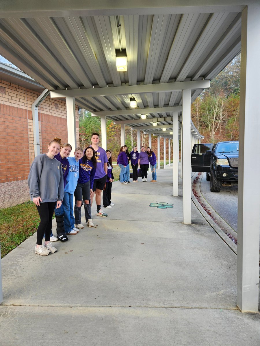 SugarloafRoar's tweet photo. A BIG #SugarloafRoar SHOUT OUT and THANK YOU to the Student Government Association (SGA) students from North Henderson High School who worked our morning car line and welcomed our incoming students! #hcpsfamily💗 #nh_knights #knightnation #seeuswin https://t.co/L4usvcEh3G