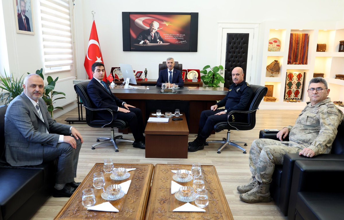 TCkahramanmaras's tweet photo. 📍 #Andırın

Valimiz Mükerrem Ünlüer, beraberindeki heyetle birlikte Andırın Kaymakamlığına ziyarette bulundu.

Kaymakam Aslanşahin ile bir süre görüşerek kurum çalışmaları hakkında bilgiler aldı. https://t.co/fHVf1zVN5d