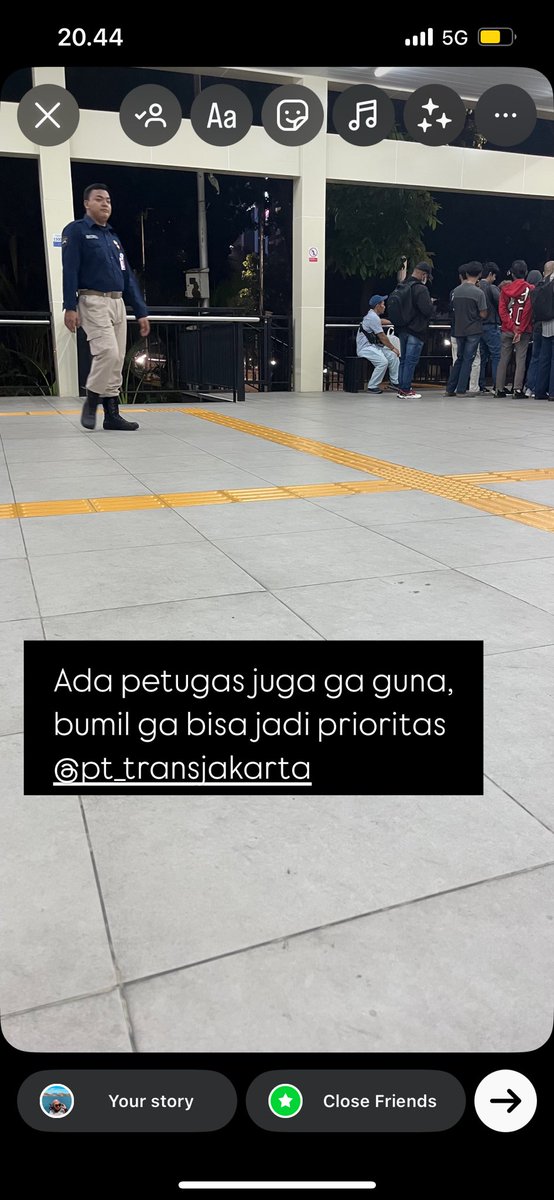 dykaindiani's tweet photo. Ada petugas juga ga guna bumil tetep bukan prioritas. Udah minim tempat duduk buat nunggu juga lagi di halte busway monas! @PT_Transjakarta https://t.co/frOPq5rn2R