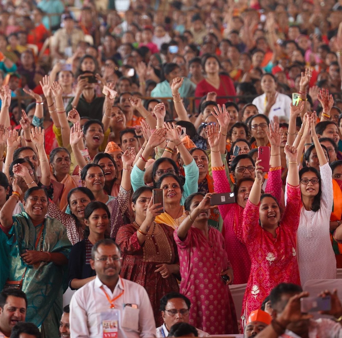 narendramodi's tweet photo. पावन नगरी नासिक की जनसभा में मिले अभूतपूर्व आशीर्वाद से साफ है कि महाराष्ट्र ने भाजपा-एनडीए की सरकार बनाने का पक्का इरादा कर लिया है। https://t.co/eOQaGNf5CZ