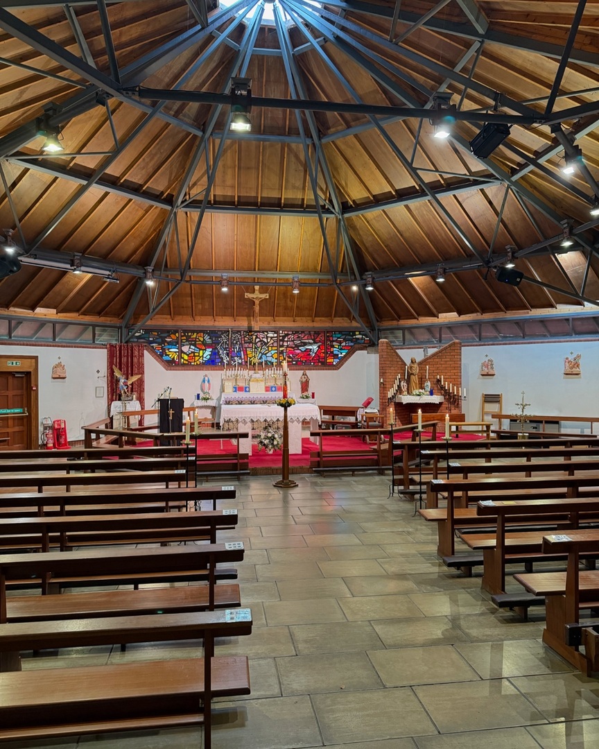 funeralfilming's tweet photo. Live stream in Rochford Essex yesterday @ St Theresa of the child Jesus.
.
#livestream #funeral #funeralfilming https://t.co/4hwDHR9yu0