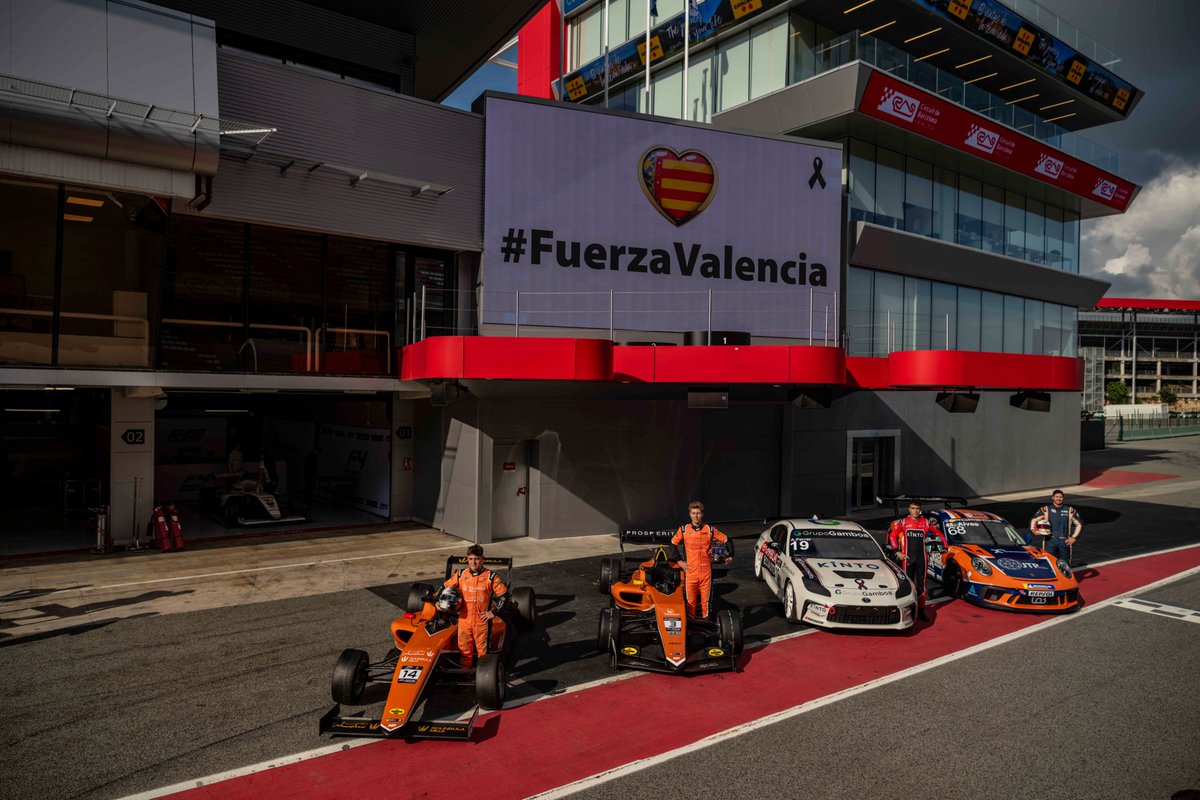 EPIC_RW's tweet photo. El #NAPARacingWeekend se pone en marcha en el #Circuit

Tres líderes y un campeón en la  📸

#F4Spain ▶#KeanuAlAzhari
#Eurocup3 ▶#JavierSagrera
#PSCI▶ #ManuelAlves 🏆
#GRCupSpain ▶#AdriánFerrer

Un mensaje :  #FuerzaValencia https://t.co/jXgRsQeXOh