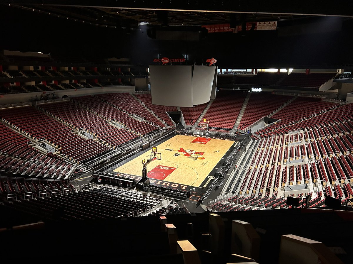eric_granger88's tweet photo. The arena is quiet this morning but not for long! Tonight it’s the women’s turn as @LouisvilleWBB tips off vs Southern Indiana at 7 pm. Tomorrow at 12, @LouisvilleMBB take on #12 Tennessee. And then Sunday night, 85 South returns for a great concert. @kfc_yumcenter https://t.co/8QJxMUmy7n
