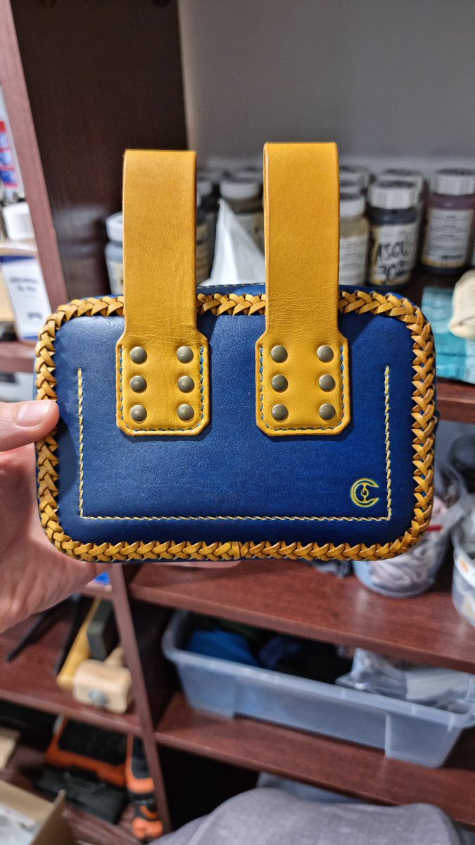 cuirdonyx's tweet photo. Voilà une 2ème sacoche de ceinture en cuir, également fabriquée par mes soins.
Modèle unique à petit prix sur le thème Fallout : 150€ livraison comprise.
Contact en DM si vous êtes intéressés et partages très appréciés. 
Bonne après-midi à vous ☀️ https://t.co/A7k46mcdxK