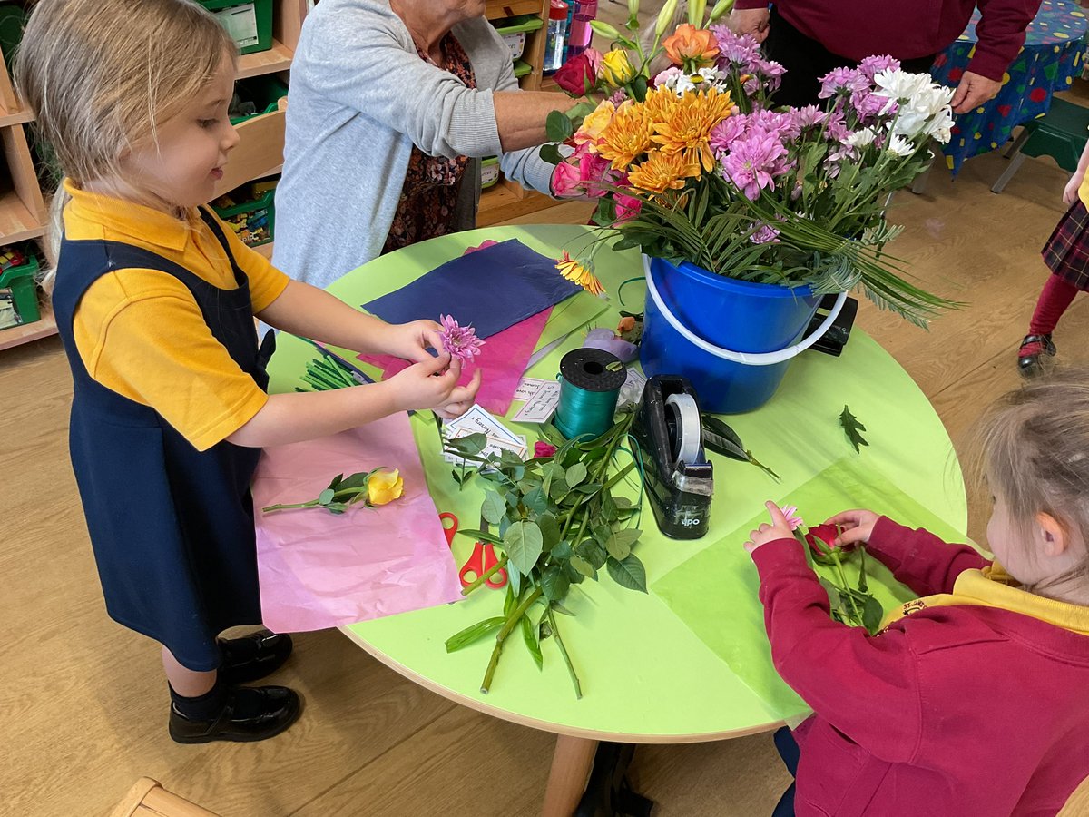 MrsChadwick8's tweet photo. Nursery made some posies for our neighbours at Pickstone Court. 💐 #ServiceTeamDay @StJamesChorley @StJamesNur https://t.co/S04ymsbbSI