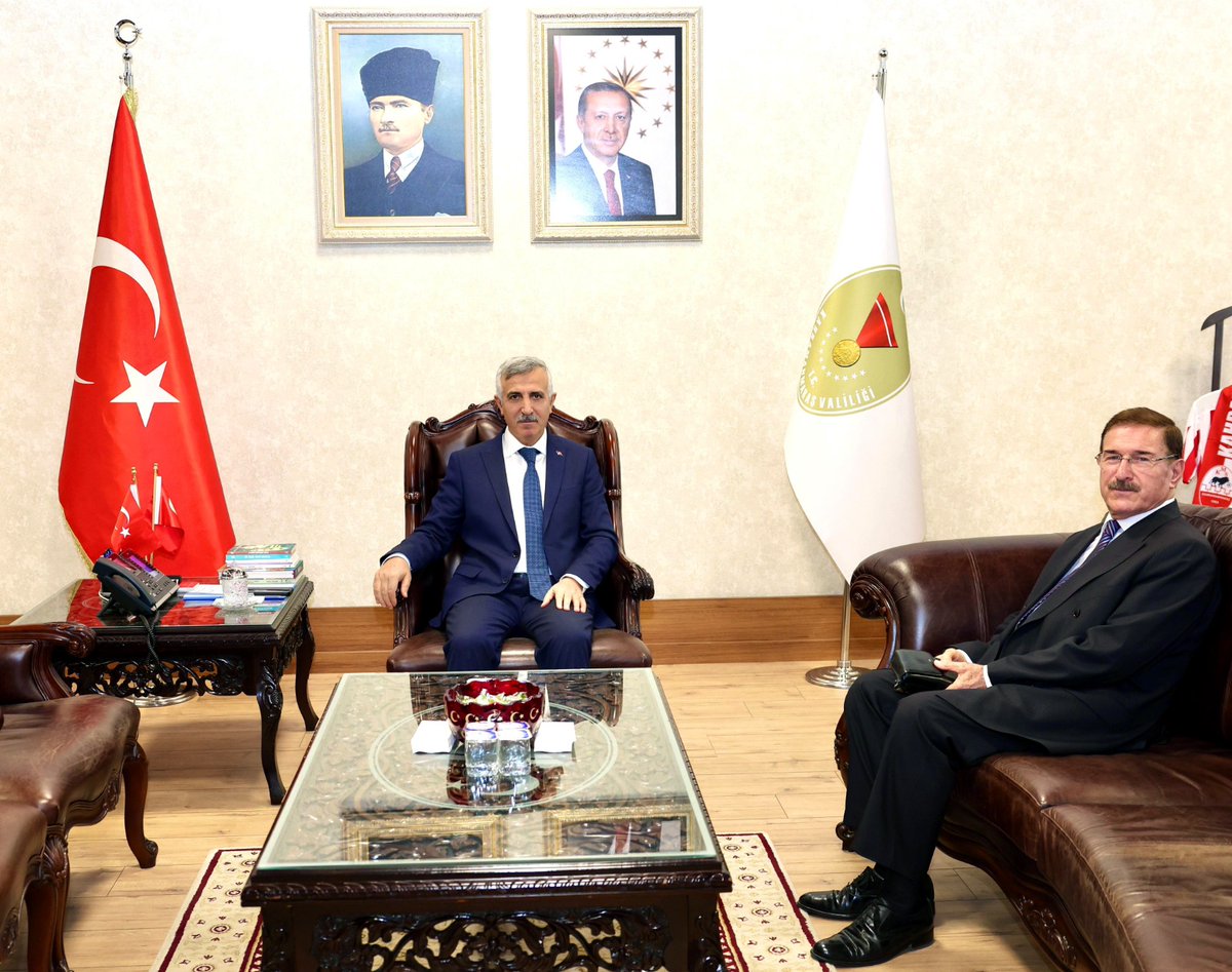 TCkahramanmaras's tweet photo. Valimiz Mükerrem Ünlüer, emekli Vali Hüseyin Önal’ı misafir etti.

Sayın Önal ile bir süre görüşen Vali Ünlüer, ziyaretlerinden duyduğu memnuniyeti ifade etti. https://t.co/C0MJg46Tro
