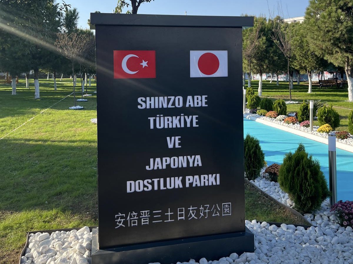 8 Kasım’da, Japonya’nın eski başbakanı müteveffa ABE Shinzo’nun heykelinin açılışı için Osmaniye Organize Sanayi Bölgesi’nde düzenlenen törene katıldım.