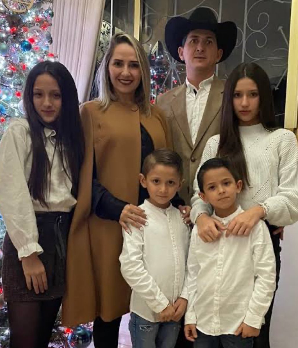 ResistenciaCMx's tweet photo. Familia que quedó marcada por un TRAIDOR. 👇🏻