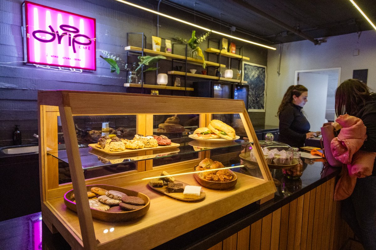 Centro_Ceina's tweet image. DRIP CAFÉ EN #CEINA ☕ Un espacio acogedor en el centro de Stgo! El lugar ideal para hacer una pausa, perfecto si necesitas conectarte, trabajar, o simplemente disfrutar de una excelente taza de café.

Lunes a viernes: 10 a 20 h
Sábado y domingo: 14 a 20 h

¡Te esperamos! ☕🍪