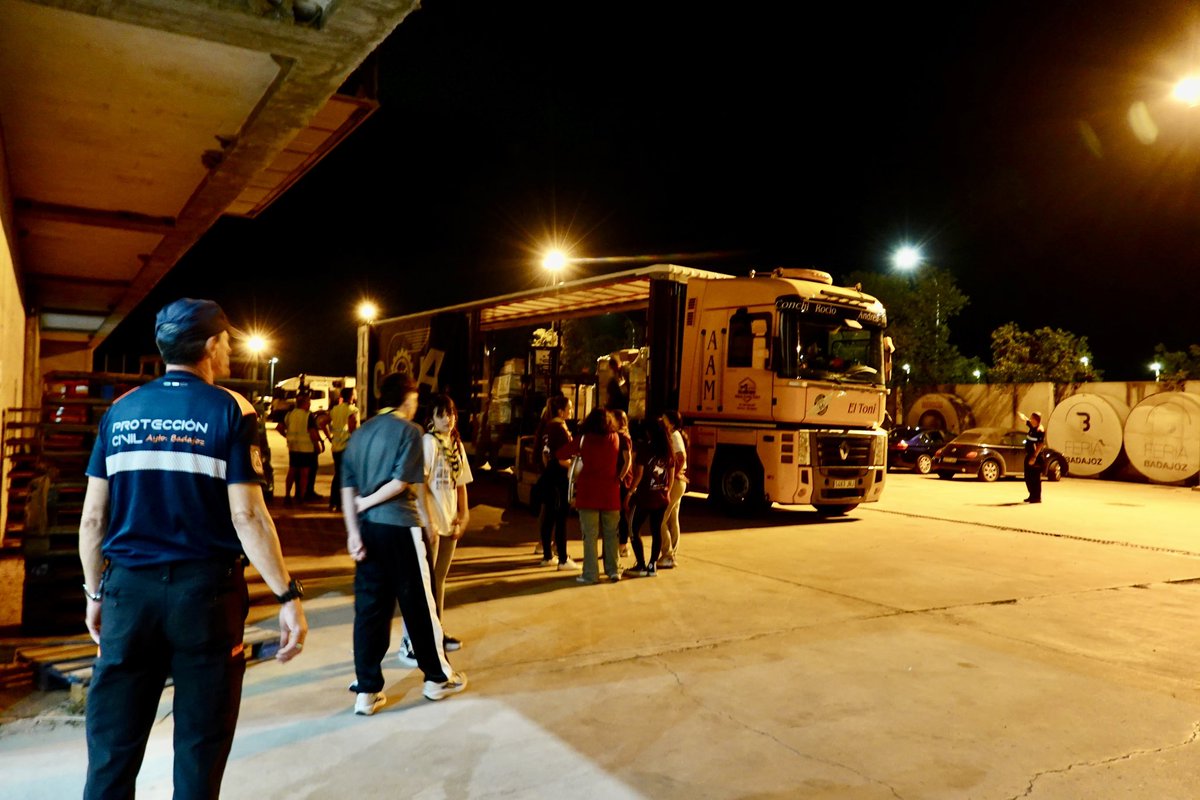 aytodebadajoz's tweet image. 🚚 Llegan a Valencia los primeros camiones procedentes de #IFEBA #Badajoz, que parará su actividad de recogida este sábado.

✅ Ya se ha entregado en la localidad de #Alfafar el primer cargamento de alimentos, material y agua.