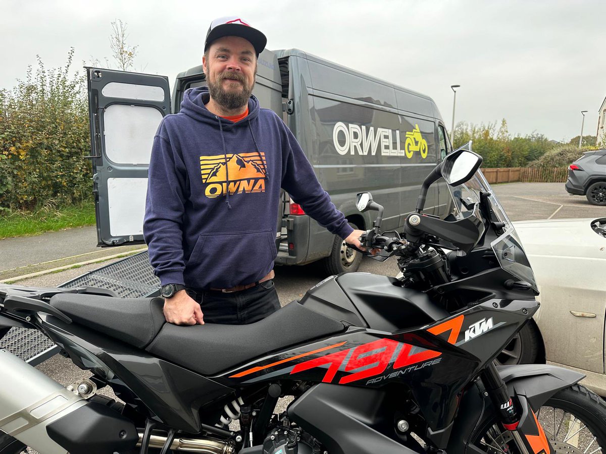 🏍🔥🏍New Bike Day!!🏍🔥🏍

Here is Dan receiving delivery of his new bike👏🏼 Rob headed all the way to Exeter to deliver this awesome KTM 790 Adventure today😎

Hope you enjoy your new bike Dan! Have fun and ride safe😁🏍️

#Orwellmotorcycles #newbikeday #newbikedayisthebestday