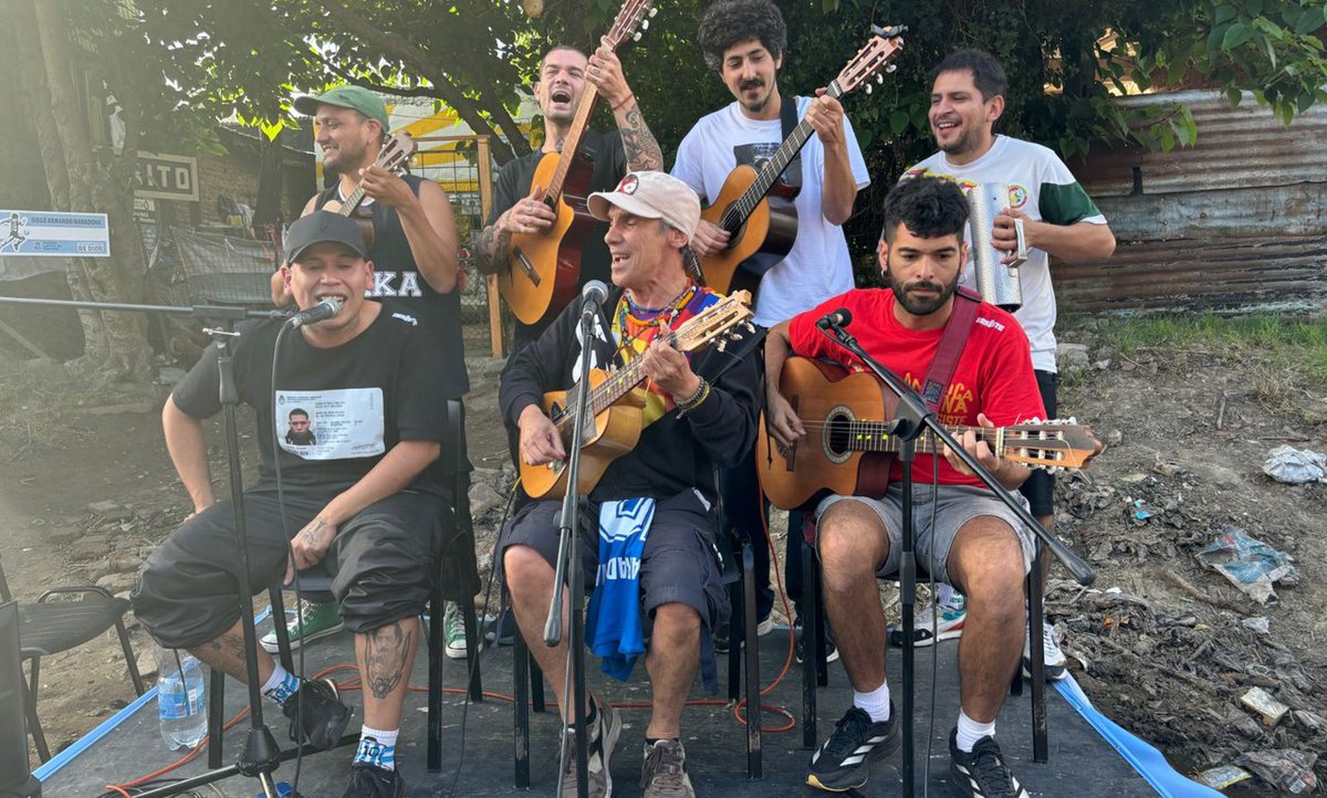 . <a href="/manuchao/">Manu Chao</a> visitó la casa natal de #DiegoMaradona y ofreció un concierto íntimo para los vecinos de Villa Fiorito 👇🏾
es.rollingstone.com/arg-manu-chao-…