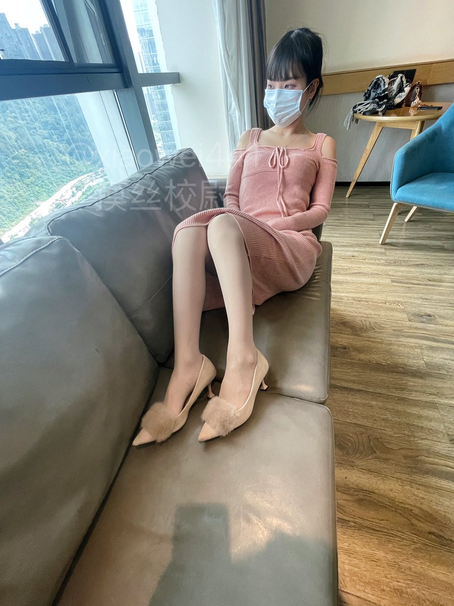 最新约拍，03年妹子
拥有孤傲冷艳的外表
颜值真的没得说
有一说一，漂亮的妹子真的都很香🤔️
这大长腿很真的让人很难不爱😍
脫下的丝袜与高跟鞋瞬间让气氛拉满！

（原创作品TG内部群持续更新中)

@Fulishequ
@xiaolin_577
@fuligc
@youluo09 https://t.co/HgruvAtGRu