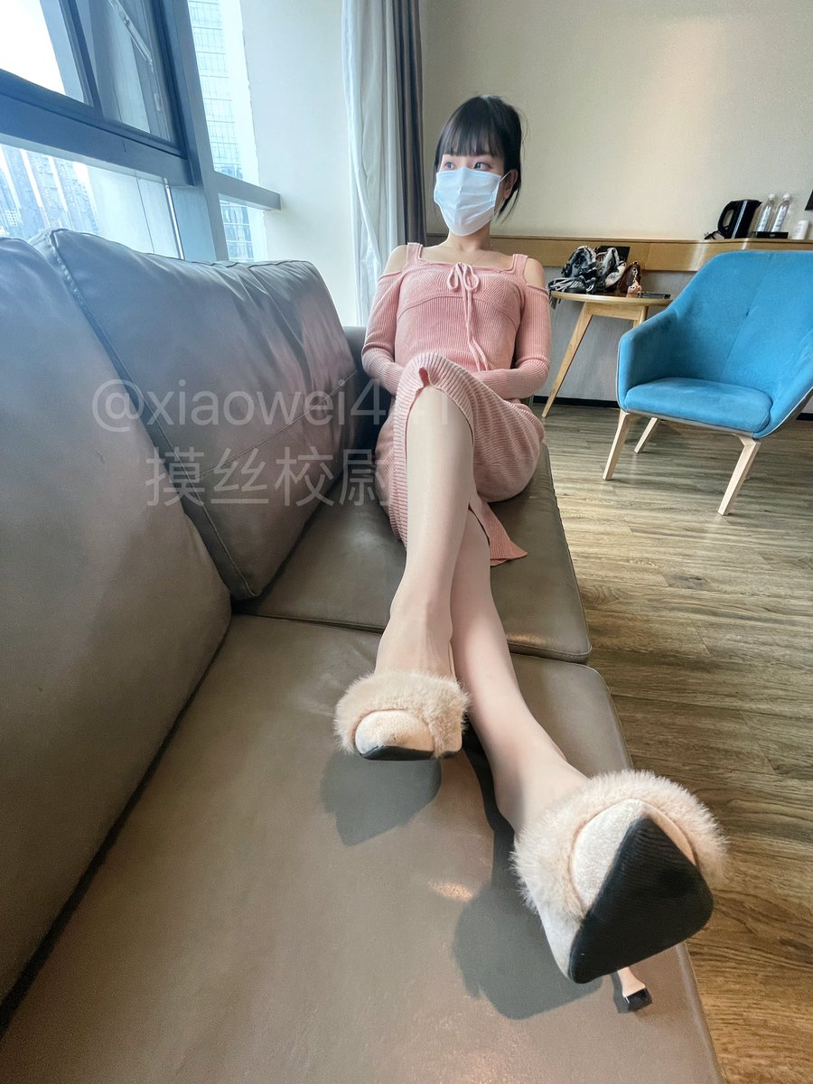 最新约拍，03年妹子
拥有孤傲冷艳的外表
颜值真的没得说
有一说一，漂亮的妹子真的都很香🤔️
这大长腿很真的让人很难不爱😍
脫下的丝袜与高跟鞋瞬间让气氛拉满！

（原创作品TG内部群持续更新中)

@Fulishequ
@xiaolin_577
@fuligc
@youluo09 https://t.co/HgruvAtGRu