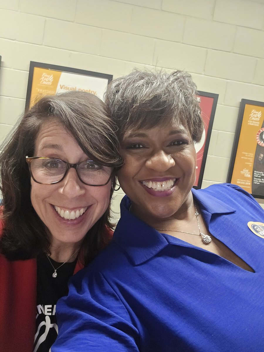 sunpumpmemo's tweet photo. It is always a fantastic day when I can see this special lady, Soror @DonnaOrender! Thanks for putting on another wonderful Generation WOW for our girls! https://t.co/igbArjNR0M