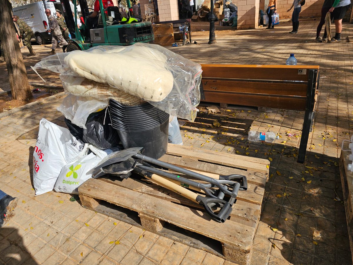 Ayer, miembros de la Gran Logia Provincial de Valencia entregaron suministros esenciales a las comunidades de Torrent y Aldaia, gravemente afectadas por las recientes inundaciones en Valencia y sus alrededores. #GLE #Masonería