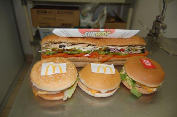 FredP_Lyon's tweet photo. Cette photo date de 13 ans et rien a changé !
Ah si !!! @BurgerKingFR est arrivé !
Enfin bon…
Le choix est vite fait :
💥SUBWAY ✅
#Subway @SubwayFrance #burger @QuickFrance_ @McDonaldsFrance #bigmac #giant #whooper https://t.co/AkOqRDcdqZ
