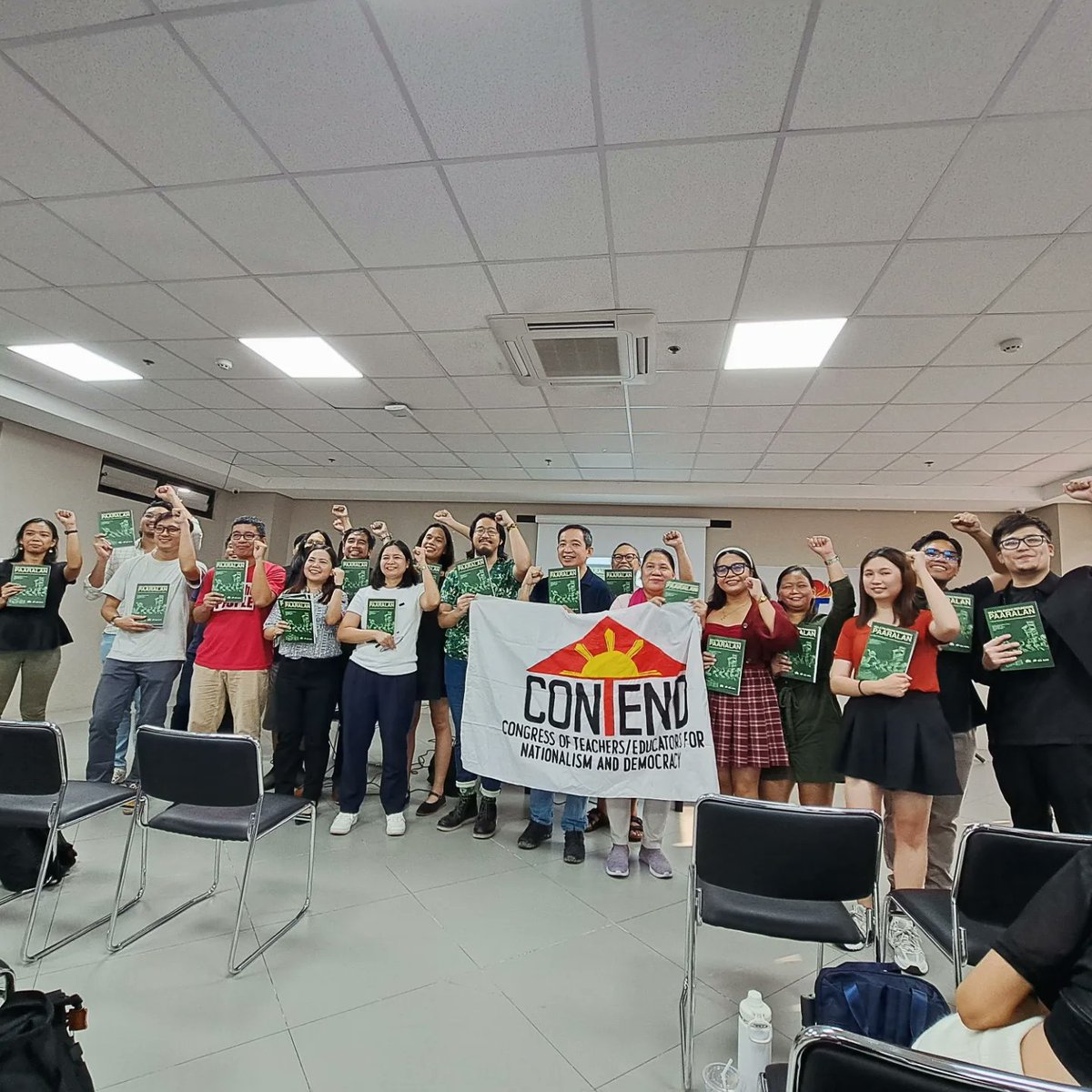 YearoftheMonSy's tweet photo. Higit dalawang taong paghihirap pero totoo na siya! Mula Palengke Patungong Paaralan: Critical, Nationalist and Democratic Pedagogy (2024).

Laman nito ang mga pag-aaral na nagsusulong ng makabayan, makamasa, at siyentipikong edukasyon.

#DefendAcademicFreedom! https://t.co/jZk3JlFcYz