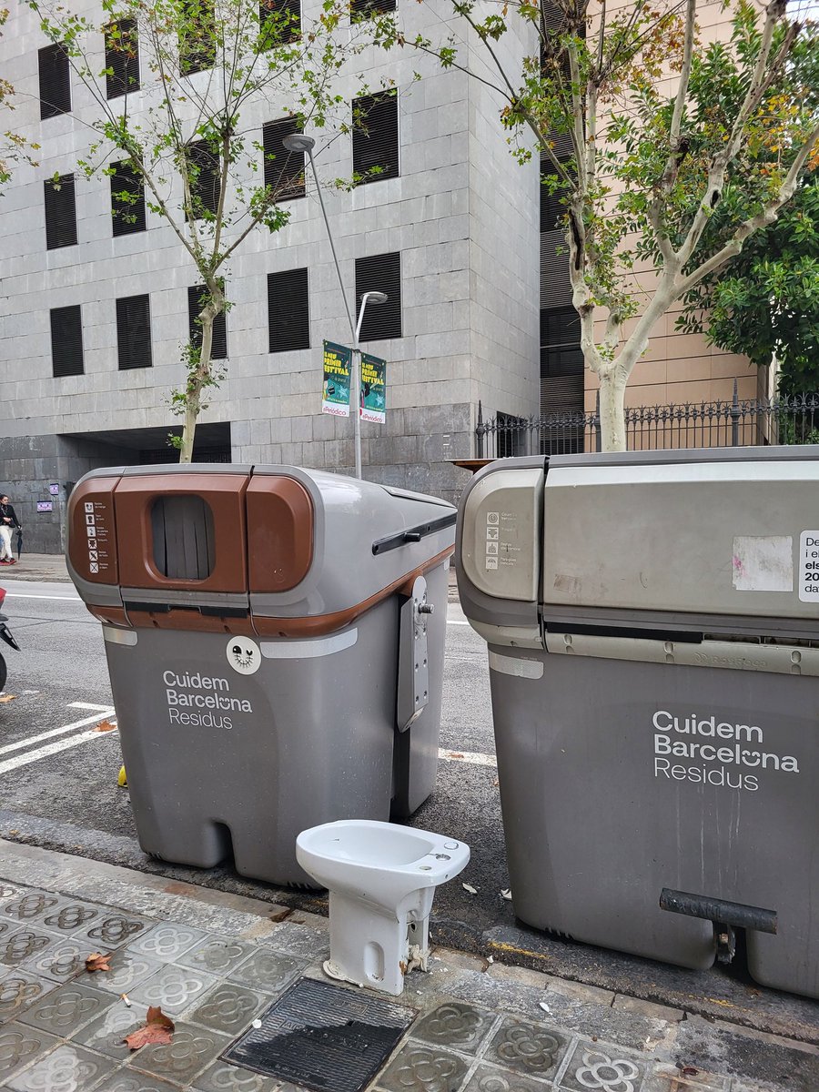 Mandonius_Rex's tweet photo. #readymade #Duchamp #StreetArt contextualmemt de perfil acadèmic. Una agradable novetat! https://t.co/vfBXAR5MOV