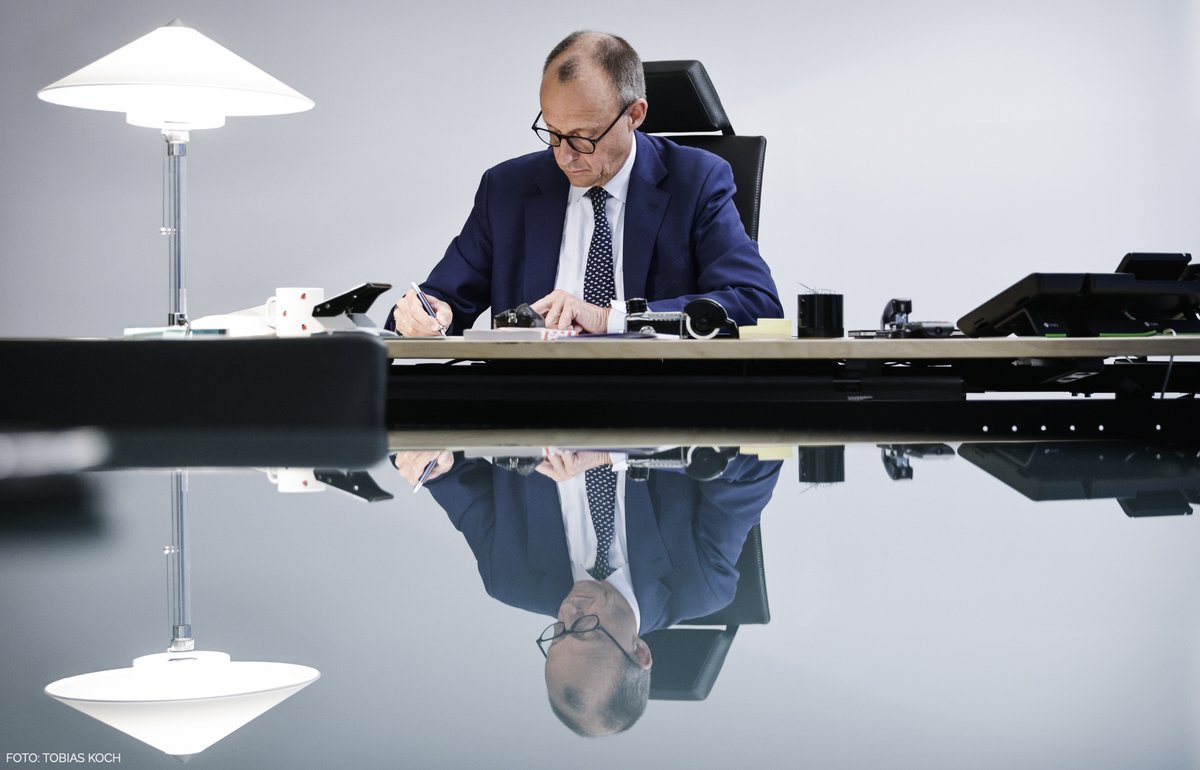 die einen streiten 🚦, die anderen schaffen ✍🏻.
<a href="/_FriedrichMerz/">Friedrich Merz</a>  gestern während vorbereitungen in seinem büro.