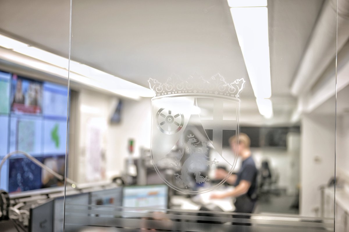 🚨 Sei Teil der Neuaufstellung des #Katastrophenschutzes in #RLP: Als Mitarbeiterin oder Mitarbeiter für eine spannende Tätigkeit im Lagezentrum des neuen Landesamtes für Brand- und Katastrophenschutz.